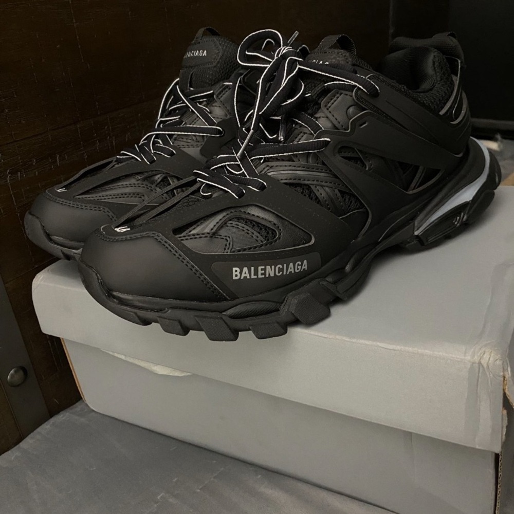 Black Sneakers with Quick-Lace System and Durable Sole - Picture 5 of 5